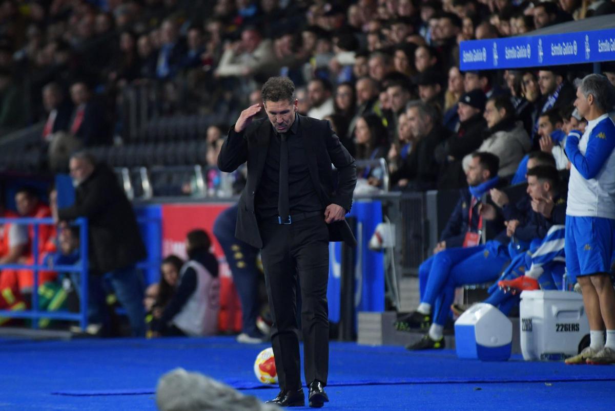 Simeone se lamenta en la banda de Riazor durante el Deportivo-Atlético de Madrid