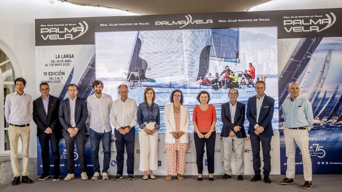 Desde la izqda.: José Ramón Crespí, David Echauri, Miguel Pastor Jordá, Carles Gonyalons, Javier Sanz, Alejandra Vanolli, Joana María Adrover, Fina Santiago, Emerico Fuster, Xabier Ramis y Miguel Sánchez-Cuenca.