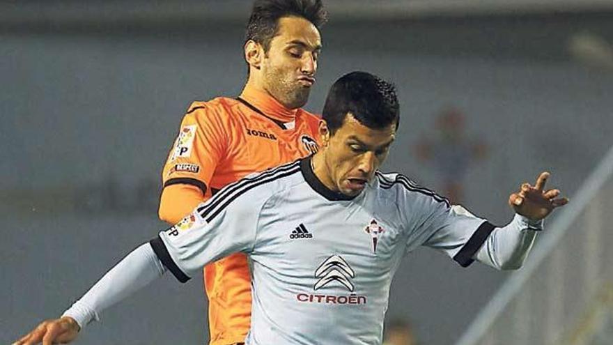 Cabral y Jonás, durante el último Celta-Valencia. // Ricardo Grobas