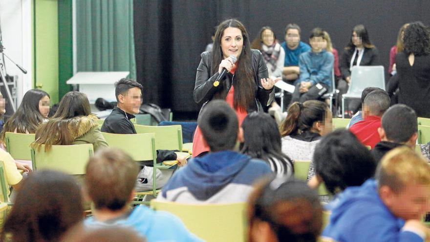 La diputada de Compromís en las Cortes, Marian Campello, relata ante el alumnado del instituto Severo Ochoa su experiencia como víctima de acoso escolar.