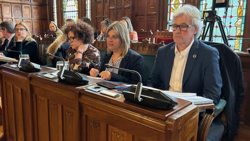 La vicepresidenta, Gimena Llamedo, entre Marta del Arco y Marcos Niño, cuando presentó la ley en la Junta.