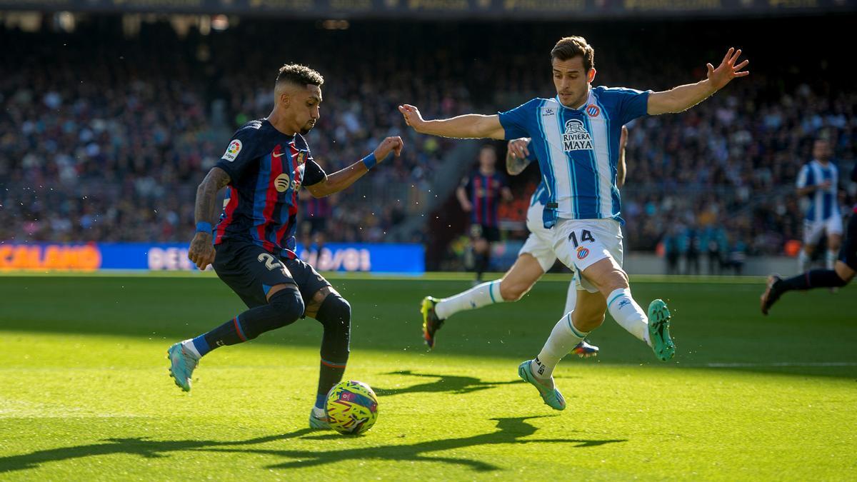 Raphinha intenta el centro ante Brian Oliván en el derbi del Camp Nou.