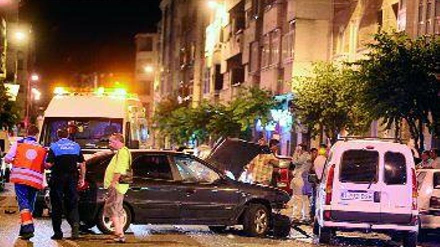 Colisión que se produjo a última hora de la noche del sábado en la avenida de Santiago. / daniel atanes