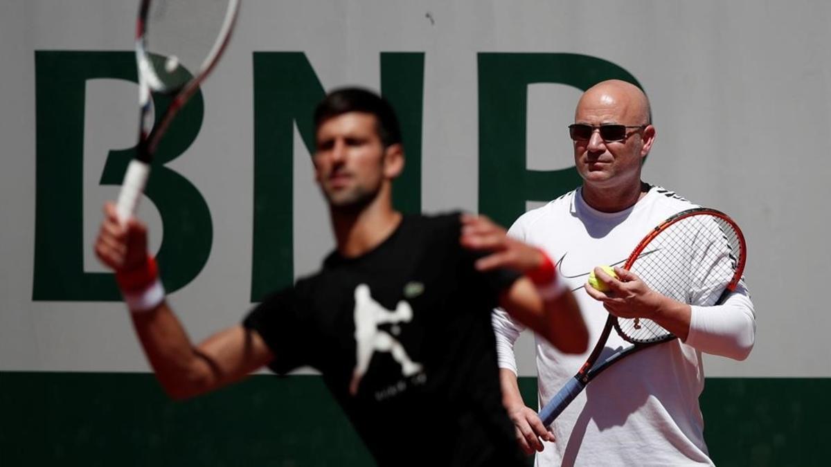 Djokovic, entrenando en París con Agassi detrás.