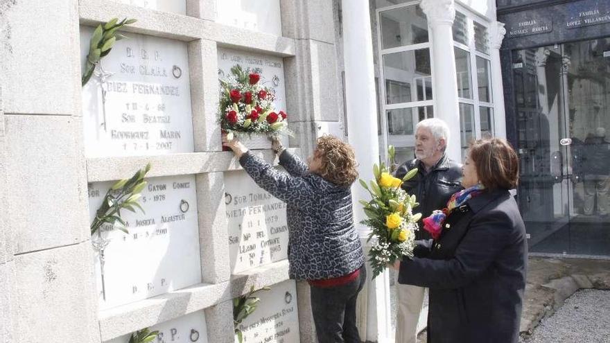 Ofrenda floral ante la tumba de la religiosa en el cementerio de A Raña. // S. Álvarez