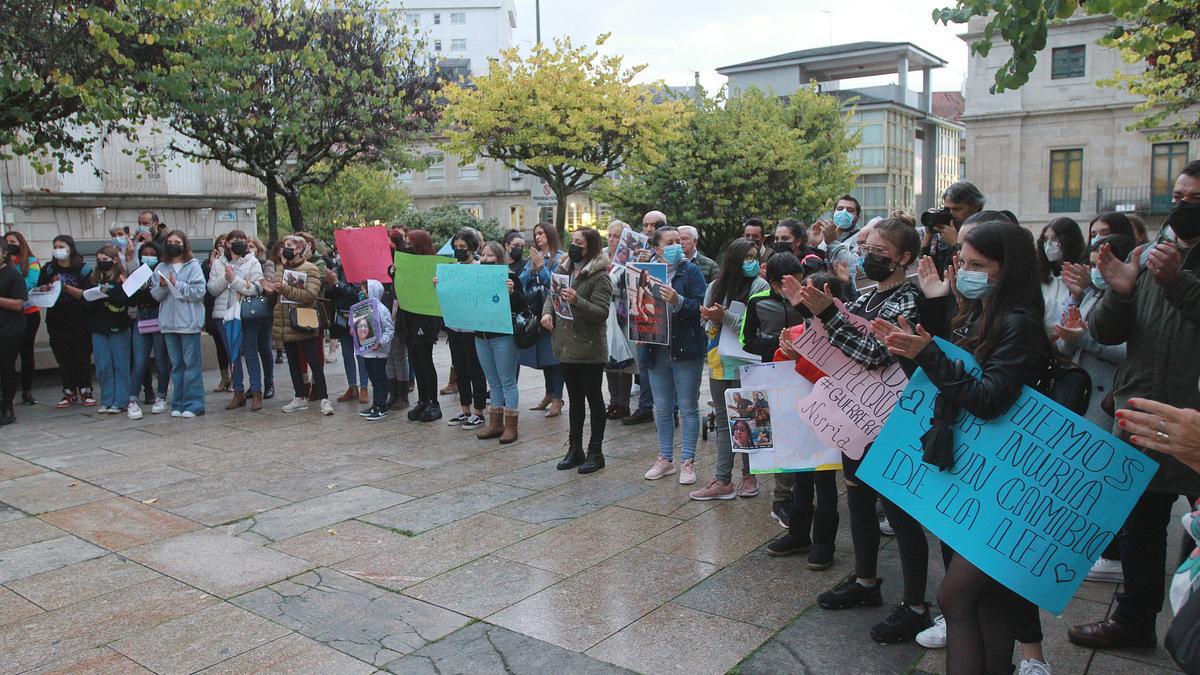 Los asistentes a la concentración aplauden tras la lectura del manifiesto. // IÑAKI OSORIO