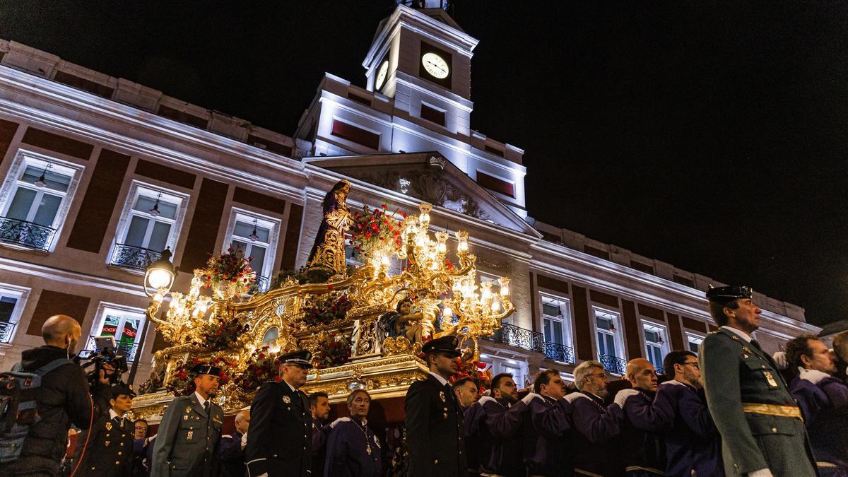 Paso del Cristo de Medianceli por la Puerta del Sol en la Semana Santa de 2024.