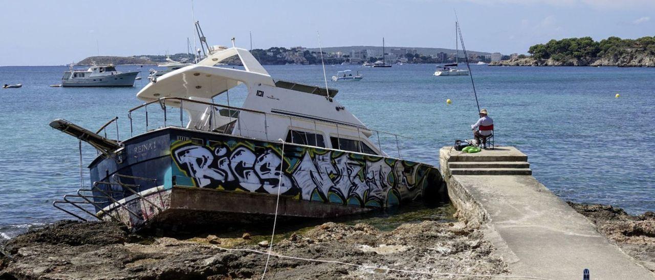 Vier Monate später: Das Schiff in Portals Nous ist voller Graffitis.