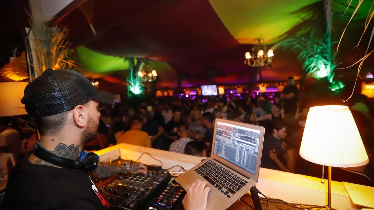 Ambiente en una caseta de la Feria de Córdoba de noche.