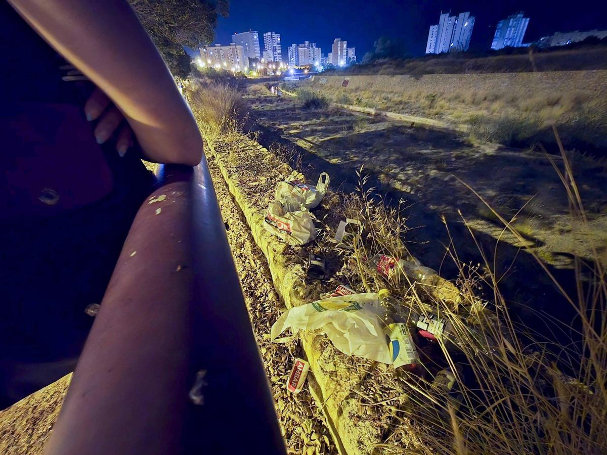 Botellón en la zona de la Albufereta en Alicante