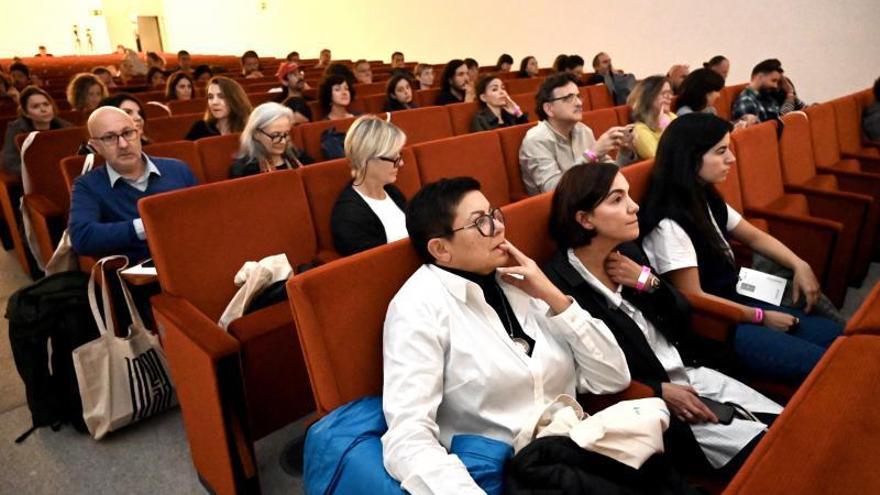 Asistentes a la inauguración del Encuentro Nacional de Diseño, en el edificio Castelao del Museo. |   // R.V.