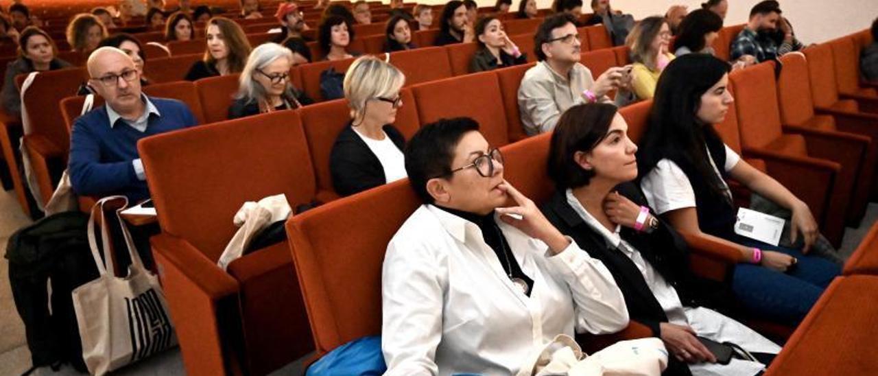 Asistentes a la inauguración del Encuentro Nacional de Diseño, en el edificio Castelao del Museo. |   // R.V.