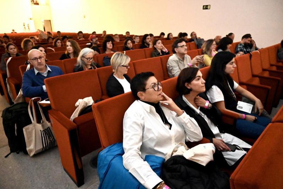 Asistentes a la inauguración del Encuentro Nacional de Diseño, en el edificio Castelao del Museo. |   // R.V.