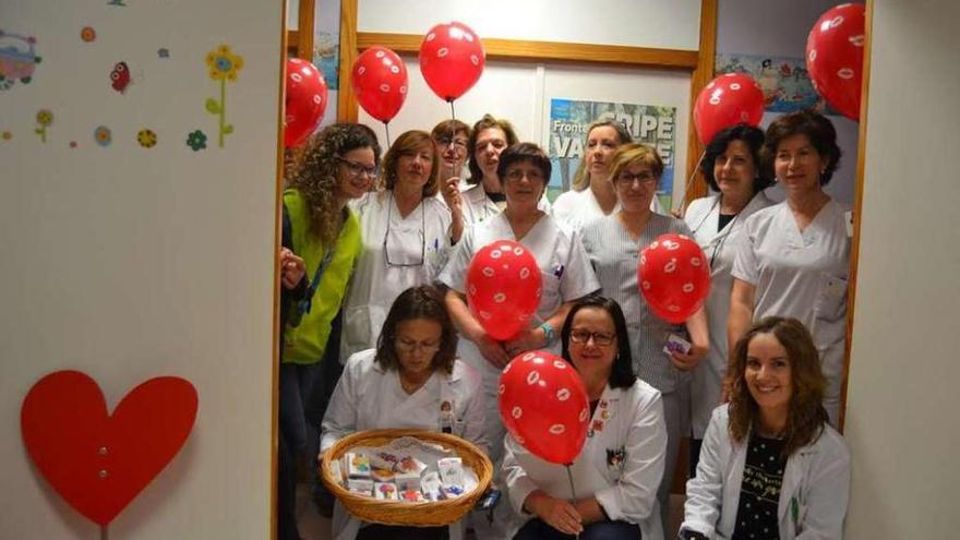 Los profesionales del CHOP con los globos, corazones y regalos del Día del Niño Hospitalizado.