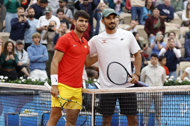 El tenista español Carlos Alcaraz (i) y el libanés Hady Habib posan antes de su partido de primera ronda individual masculino de tenis de los Juegos Olímpicos de París 2024 este sábado en París. 