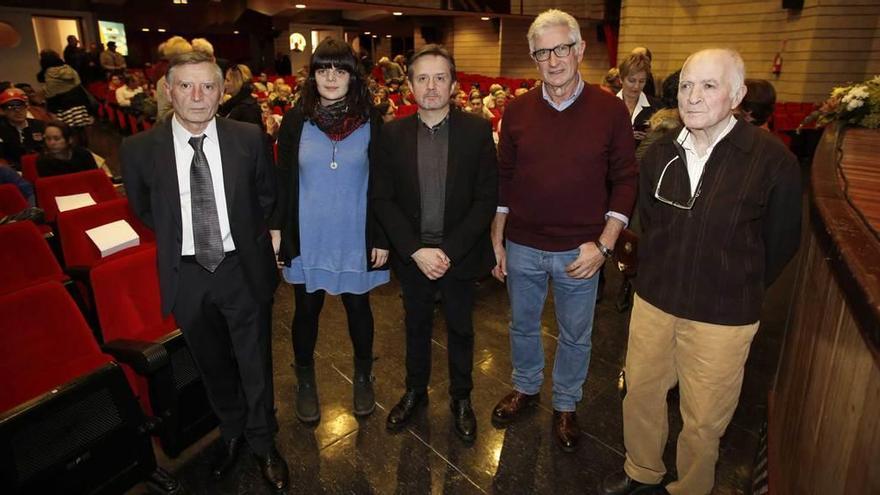 Laureano López Rivas, Nuria Martí, del equipo motor de la Curuxa, y Javier Mahía, Manuel Sánchez y Amador Gutiérrez, de la asociación Accem, minutos antes de recoger los premios al voluntariado.