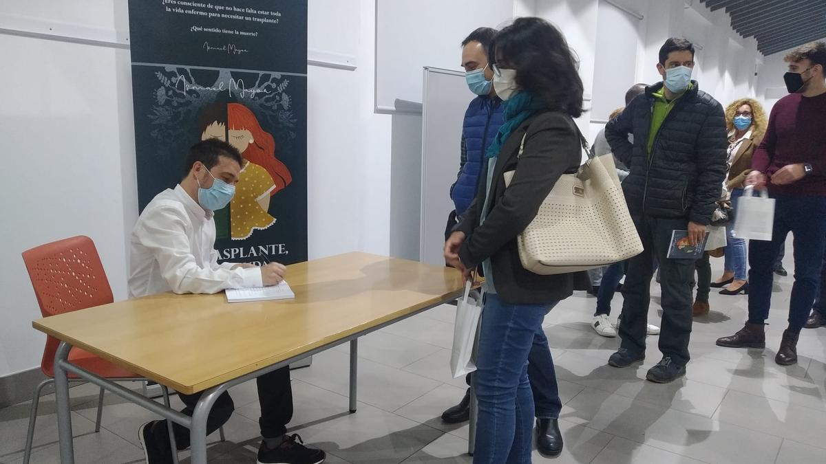 Ismael Mayor firmando libros tras la presentación en Alcoy.