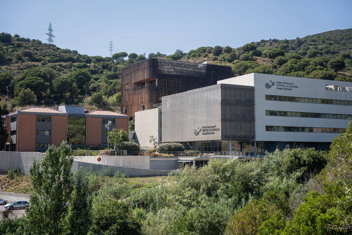 Vista del Hospital Germans Trias i Pujol, sus aparcamientos y su entorno, antes de su transformación urbanística.
