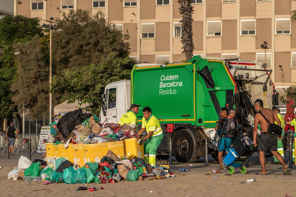 Limpieza de las playas de Barcelona tras la verbena de Sant Joan 2025