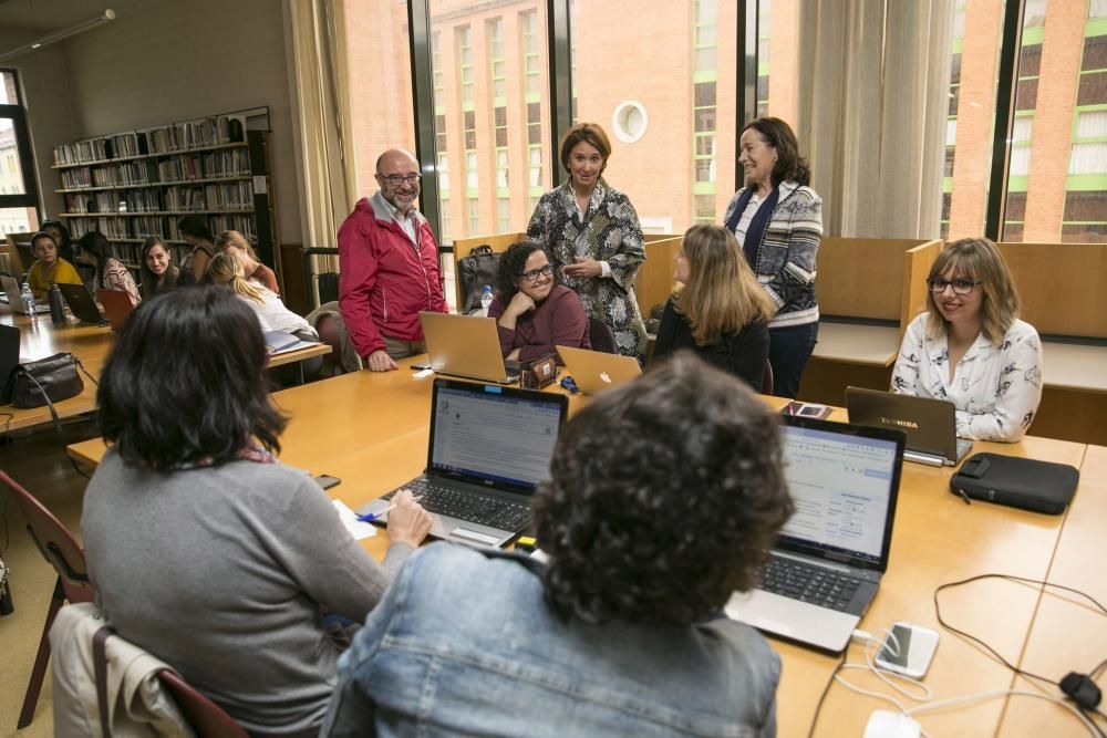 "Editatón" de la Wikipedia en la biblioteca del Campus de Humanidades