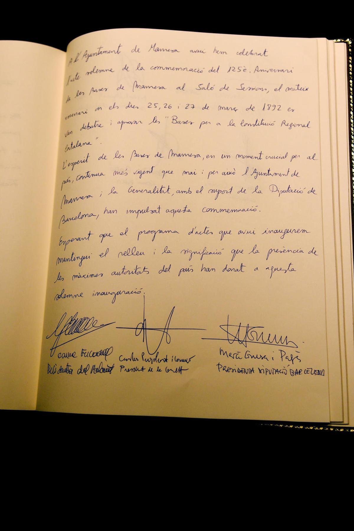 Què va signar Carles Puigdemont al llibre d'honor de l'Ajuntament de Manresa?
