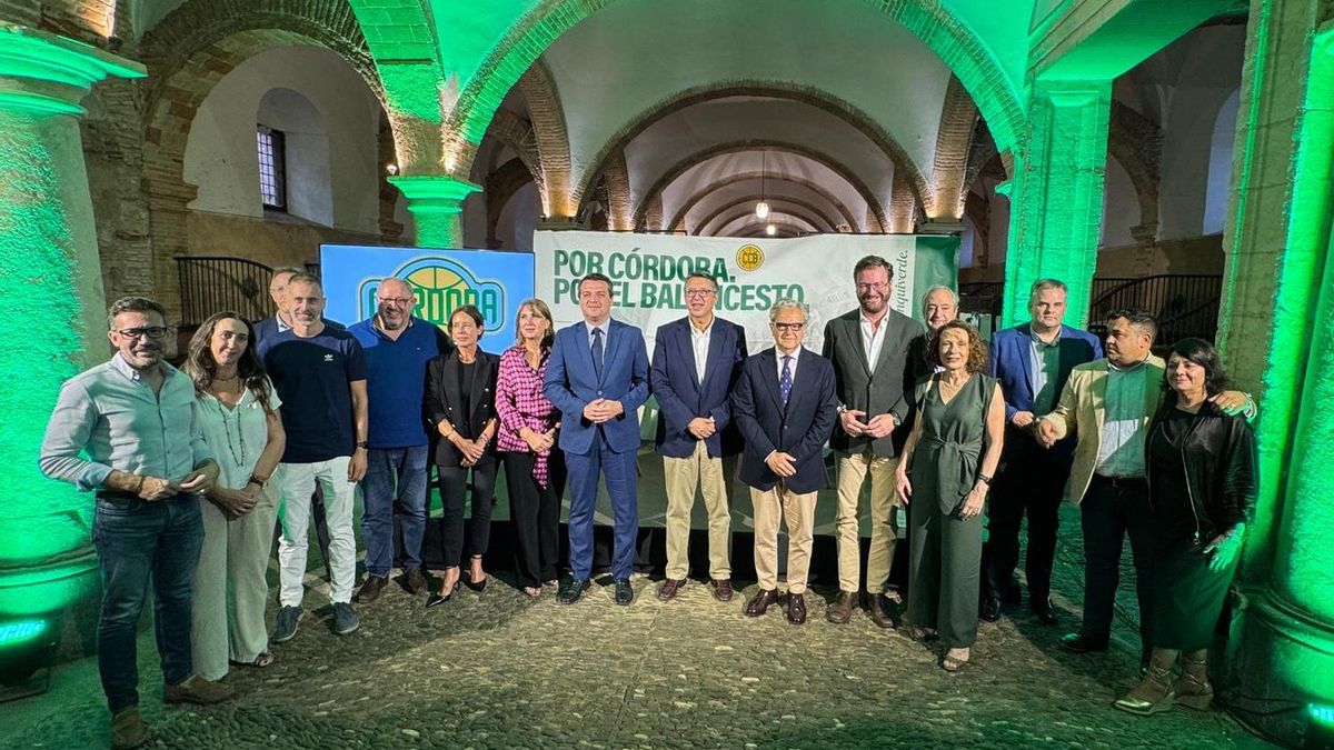 Autoridades asistentes a la puesta de largo del proyecto deportivo del Coto Córdoba de la temporada 25-26.
