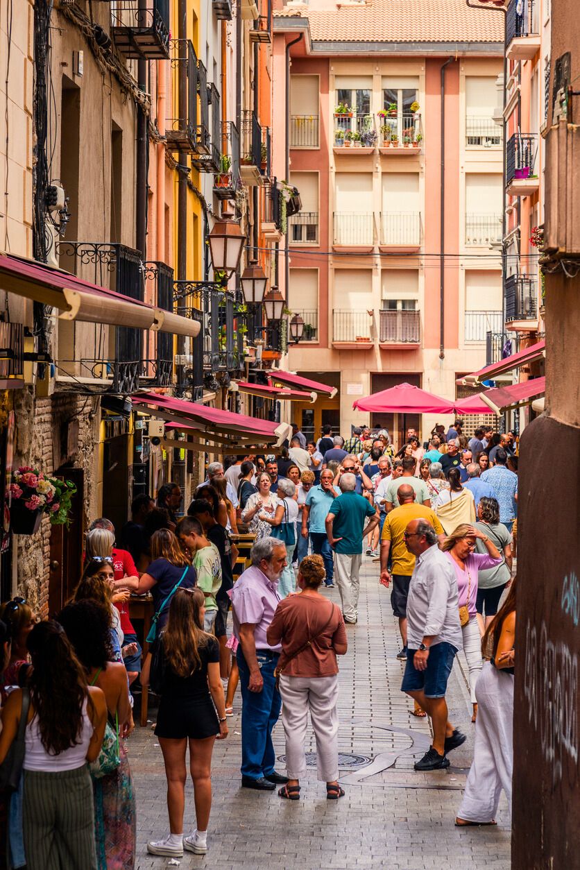 De tapas en la famosa calle Laurel, Logroño.
