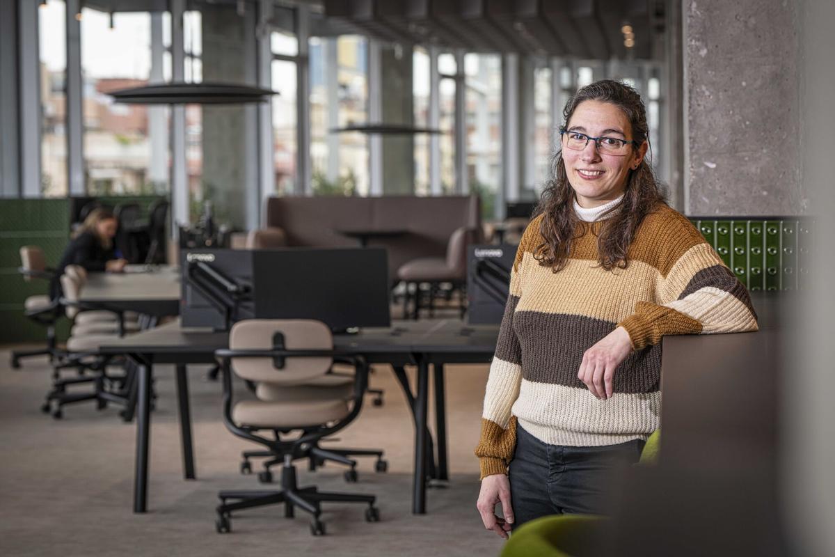 Barcelona, 18/02/2026 Barcelona. Repor sobre talento que ha regresado a barcelona por la apertura de la sede de AstraZeneca. varios perfiles. Tema largo. En Edificio Estel. Personas: Nuria Folguera, Ana García del Molino (la del vestido rojo), y Francesc Muyas. AUTOR: MANU MITRU