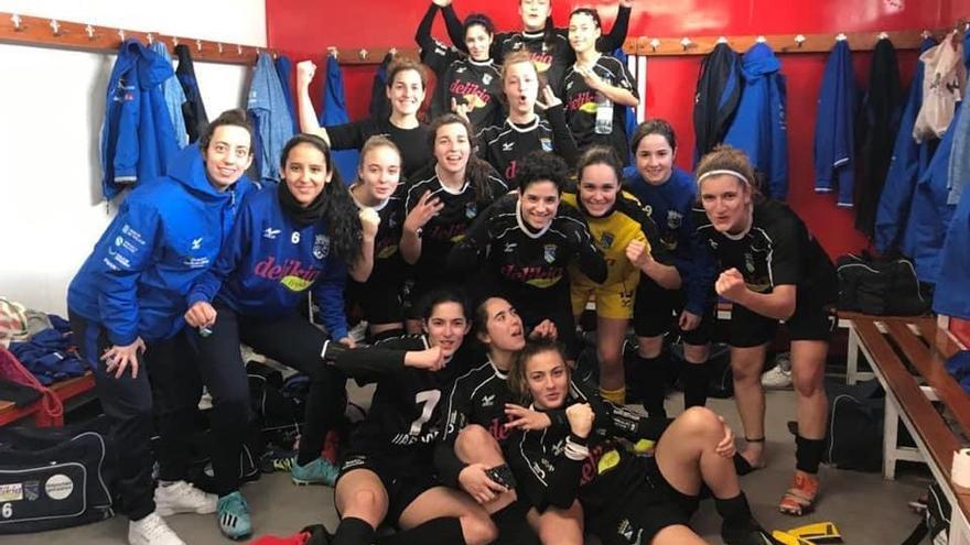 Las jugadoras del Valladares festejan su triunfo en Gijón. // @ValladaresFem