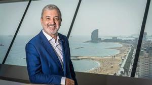 El alcalde de Barcelona, Jaume Collboni, frente al litoral al inicio de la Copa Amèrica de vela.