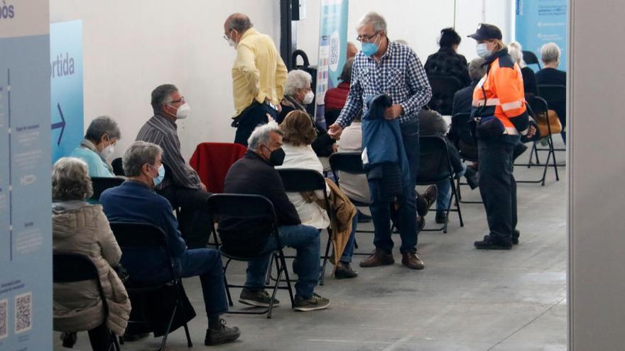 Diverses persones reposen prop de 15 minuts just després de rebre la primera dosi de la vacuna