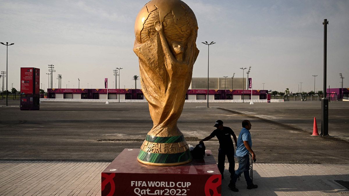 Una réplica del trofeo en Qatar 2022