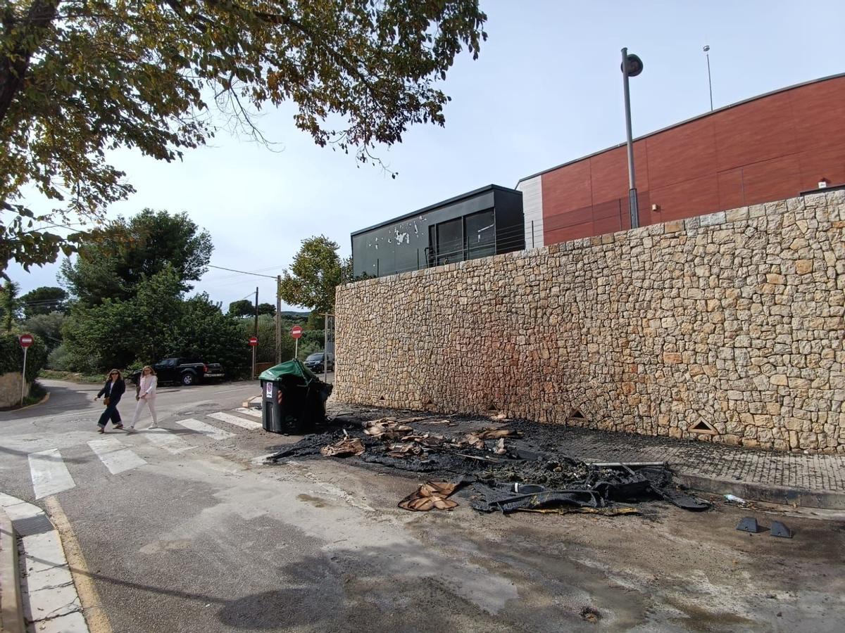 La Policía arresta a un menor por pegar fuego a los contenedores de Son