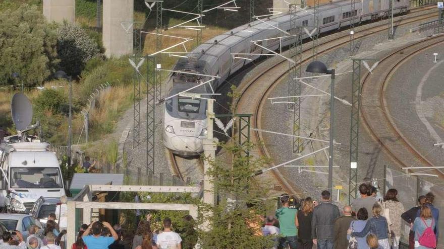 Homenaje a las víctimas del Alvia en el lugar donde descarriló el tren en julio de 2013.