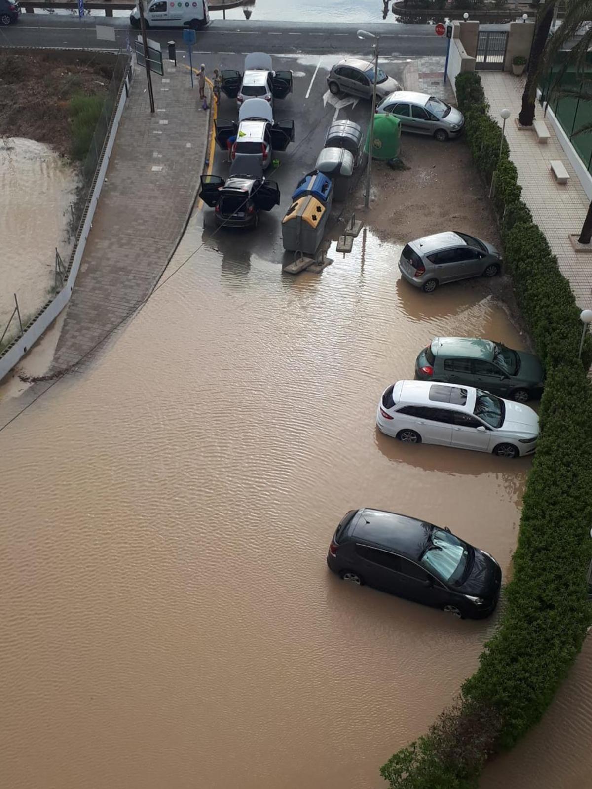En directo | Cerrada al baño la playa del Postiguet para analizar la calidad de las aguas tras la tormenta