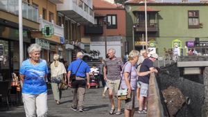 Archivo - Turistas en Puerto de la Cruz