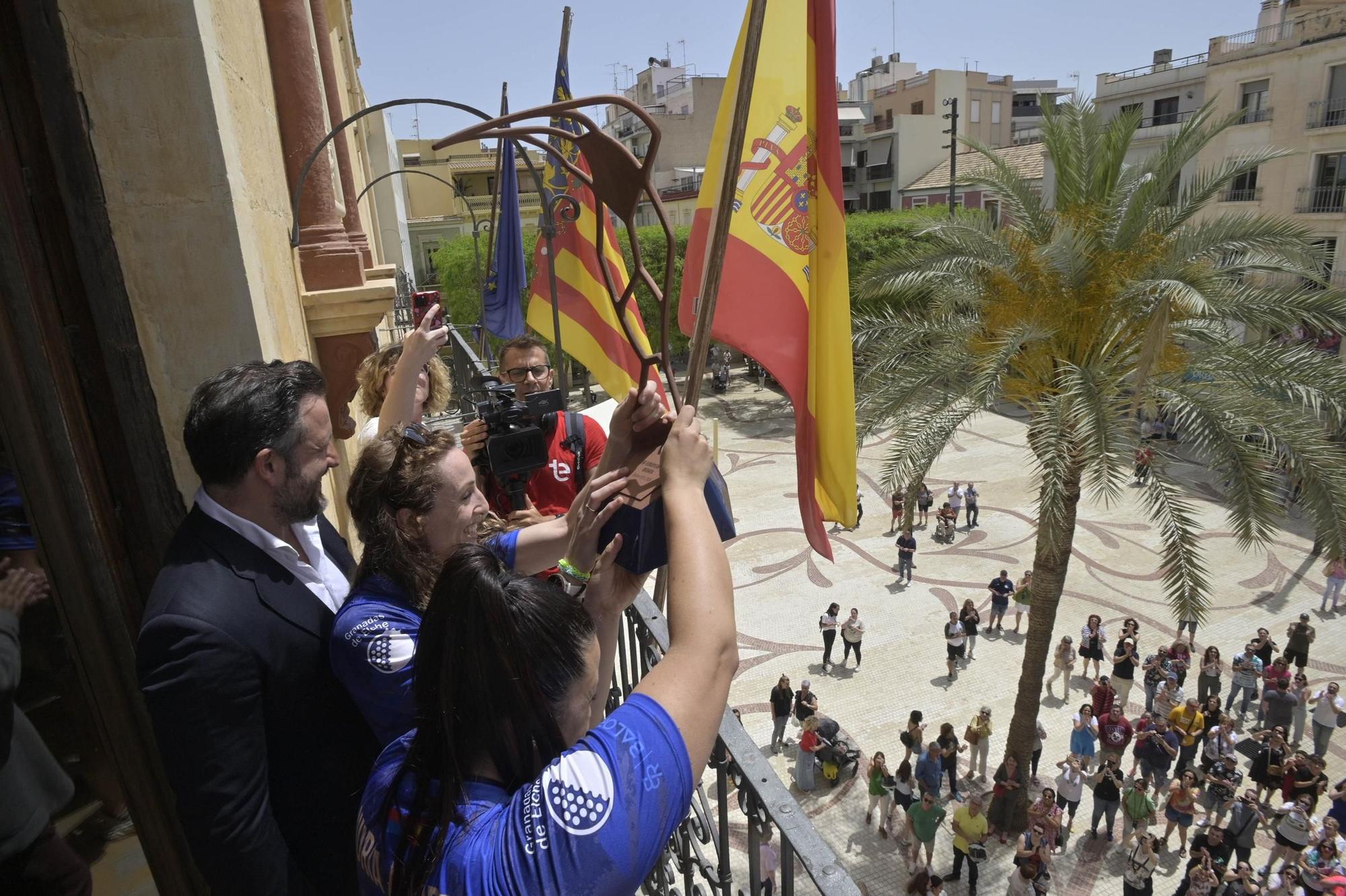 Rúa, recepción y reivindicación para las campeonas del Atticgo Elche