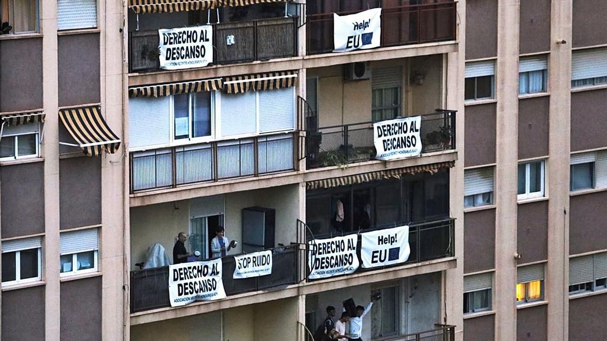 Façana d’una de les finques de la plaça Hondures, durant la casserolada. | M.Á.MONTESINOS