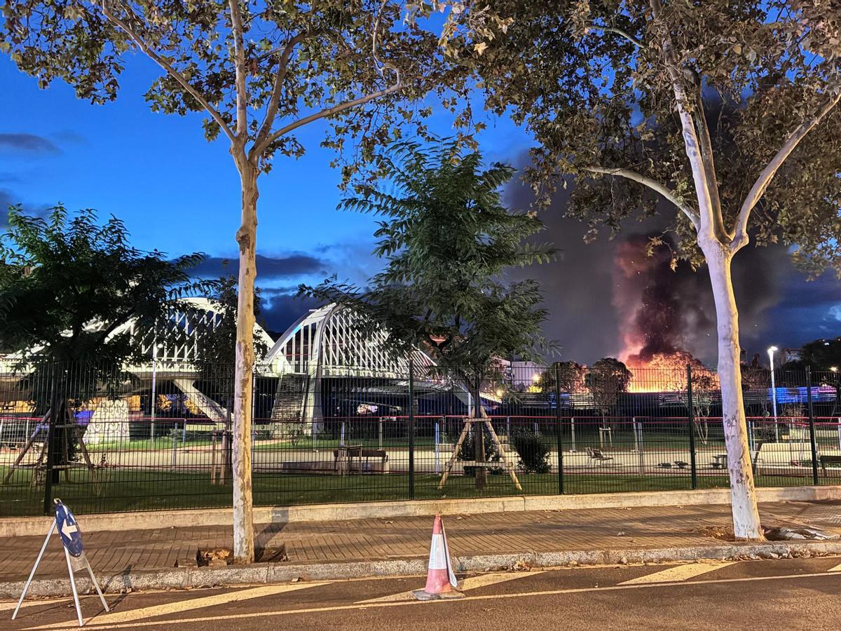Incendio en un asentamiento de barracas en la calle de Bac de Roda de Barcelona