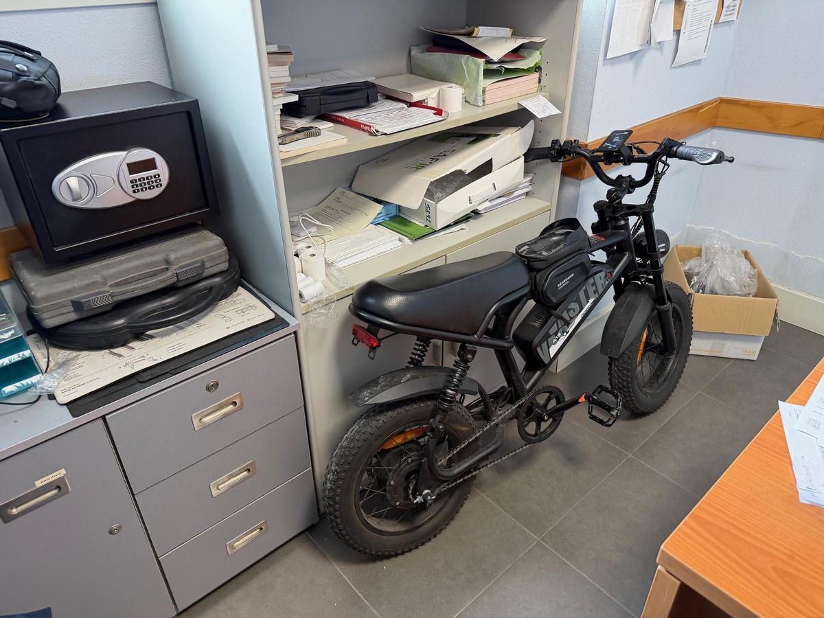 La moto, con apariencia de bicicleta eléctrica, intervenida por la Policía Local de Cangas.