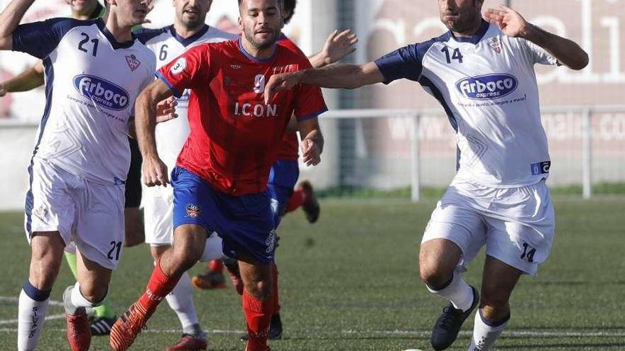 Adrián, del Choco, presiona a un jugador rival durante el encuentro de ayer. // Ricardo Grobas