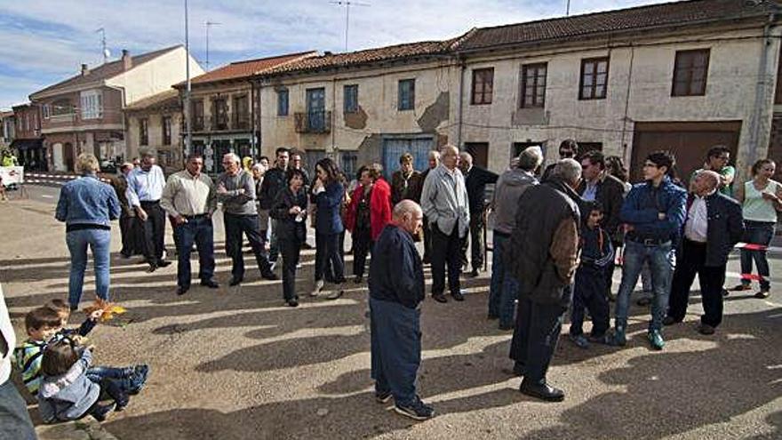 Concentración vecinal en la travesía de Camarzana, donde se puede ver la tipología de viviendas. A. G.