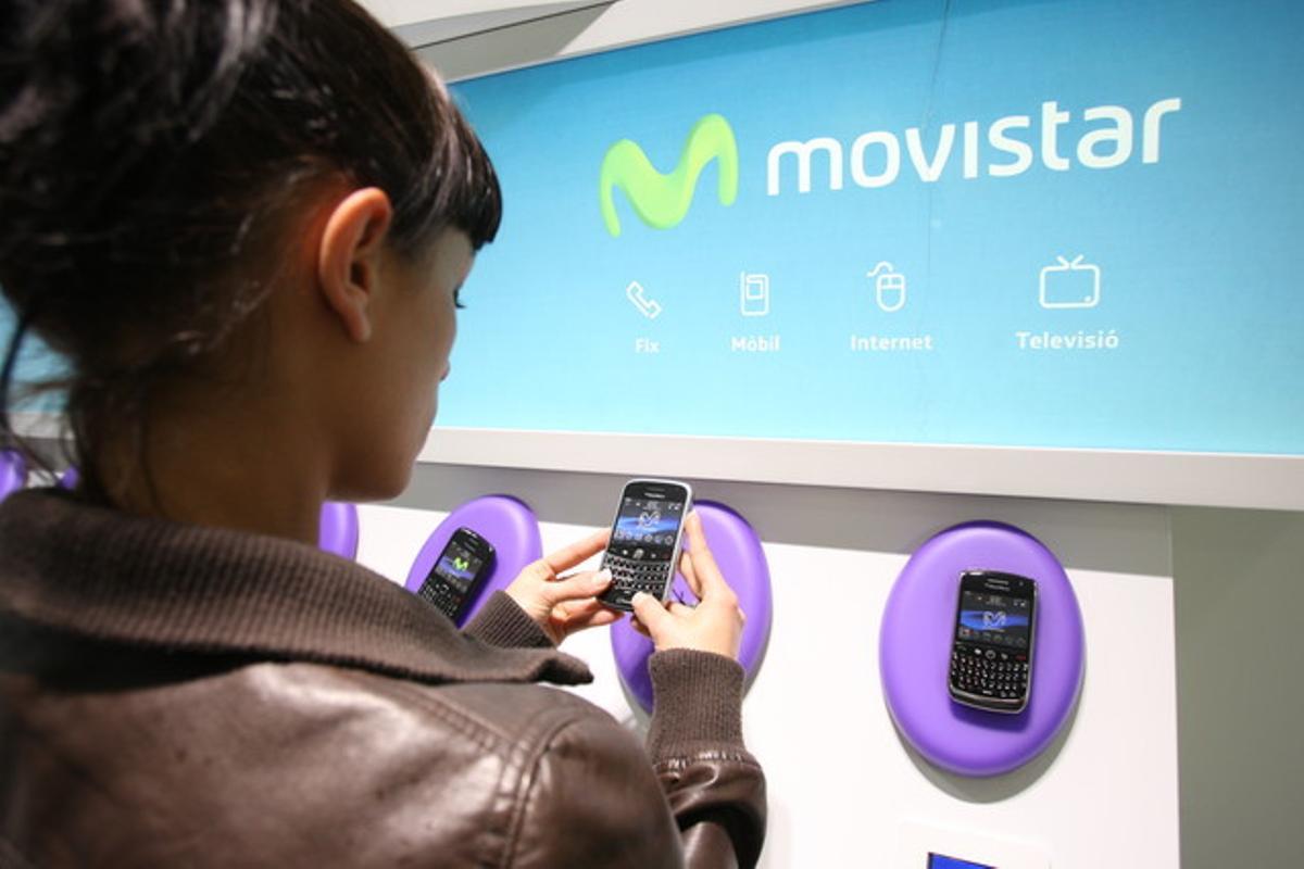 Una usuària, en una oficina de Movistar, a Barcelona. Una usuària, en una oficina de Movistar, a Barcelona.