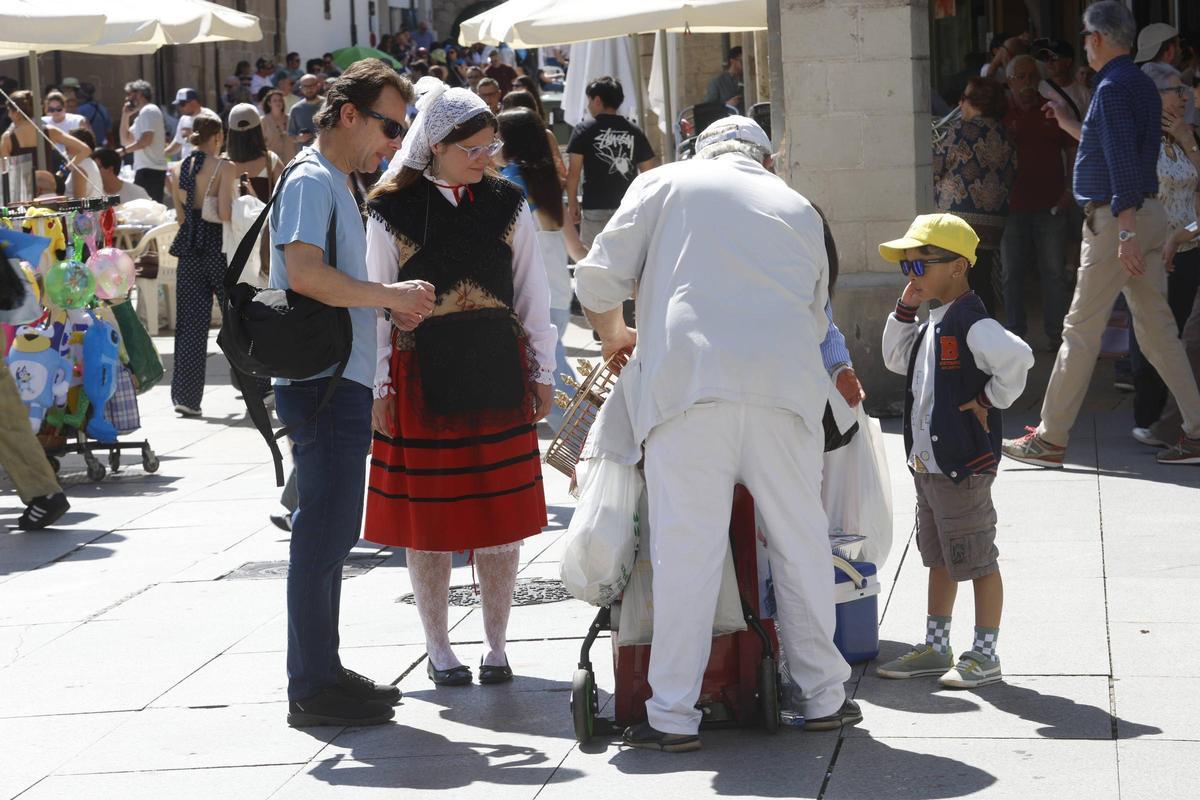 EN IMÁGENES: La multitudinaria Comida en la Calle en Avilés