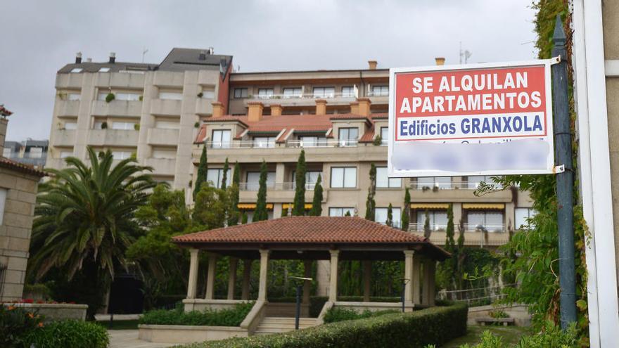 Anuncio de alquiler de pisos en Sanxenxo. // Gustavo Santos