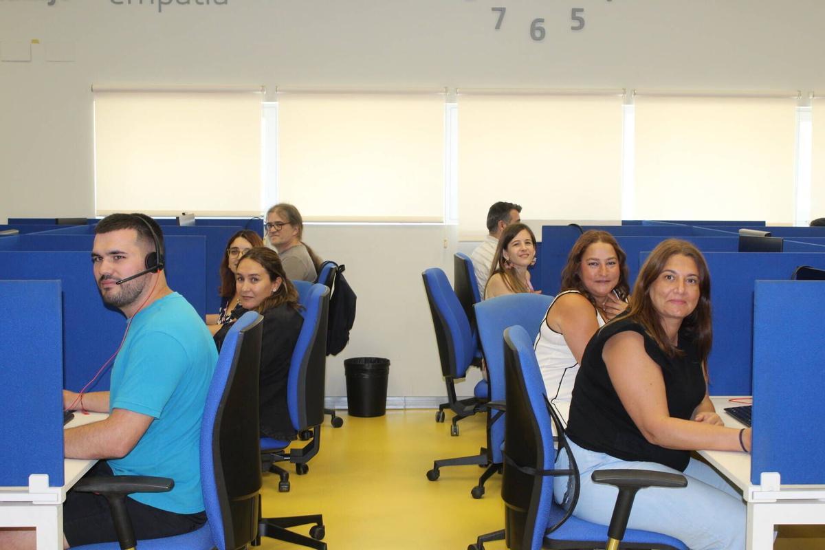 Varios agentes trabajan en la plataforma de atención al cliente.