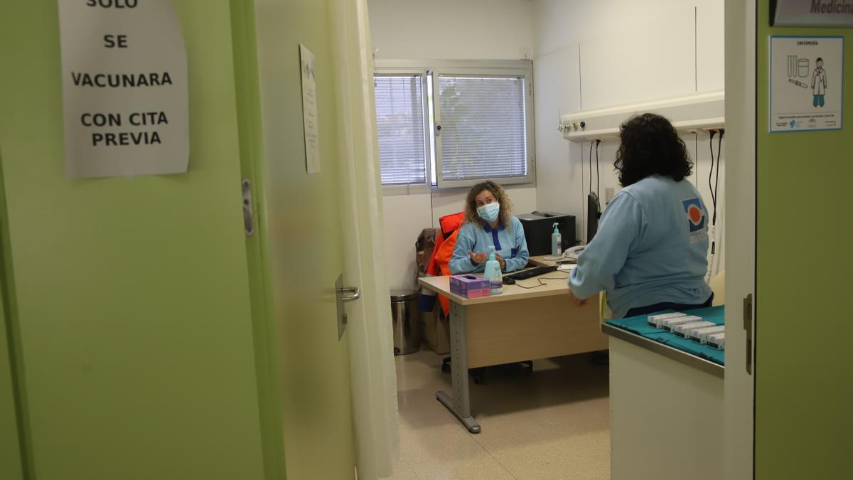 Vacunación a personal sanitario en el centro de salud Castilla del Pino.