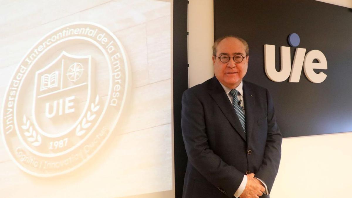 Miguel Ángel Escotet presentó ayer en Santiago el escudo y el logotipo de la UIE. 