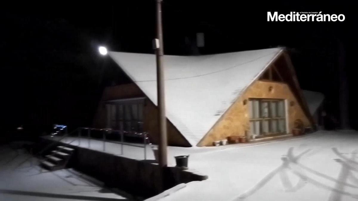 Vídeo: La nieve cubre Fredes durante una nevada nocturna marcada por el viento