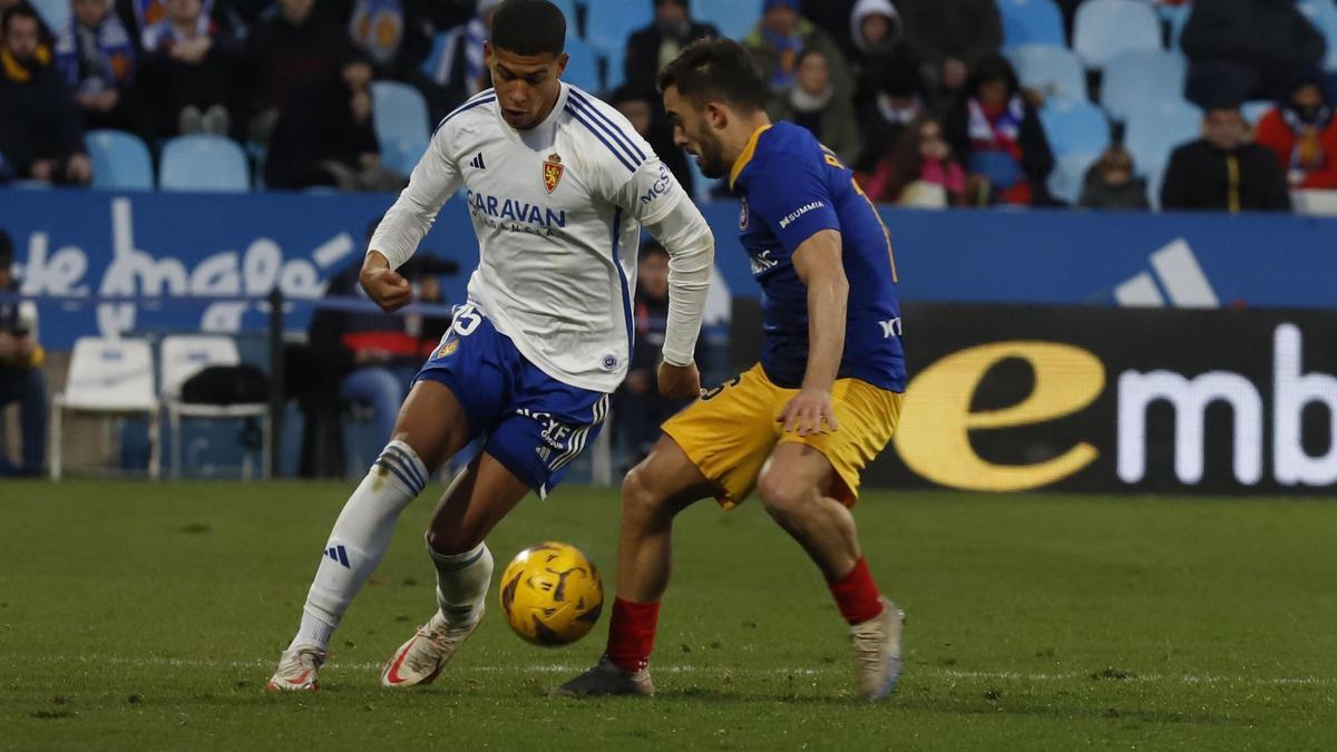 Mouriño conduce el balón durante el partido ante el Andorra en La Romareda.